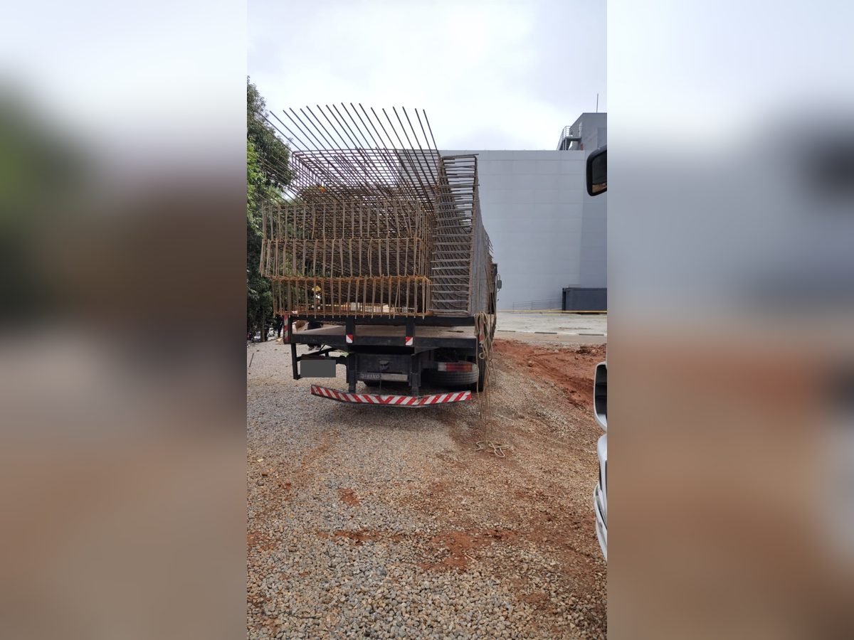 Caminhão carregado com gaiolas de ferragem armada, pronto para entrega