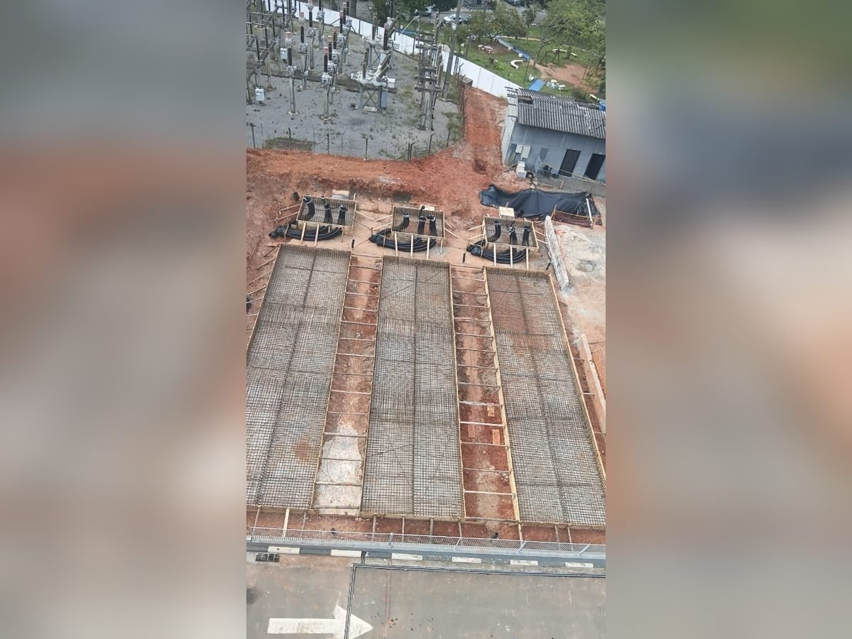 Vista aérea de armadura de fundação montada antes da concretagem